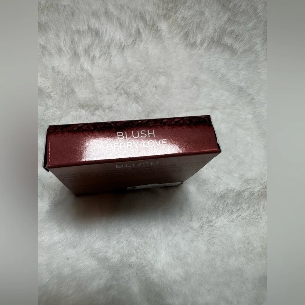 Sigma Beauty Blush in Berry Love - Deep Berry Tone - Picture 2 of 4